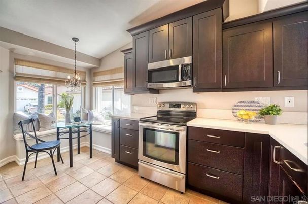 Chandelier, Dining room, Interior, Kitchen, Stainless Steel Appliances