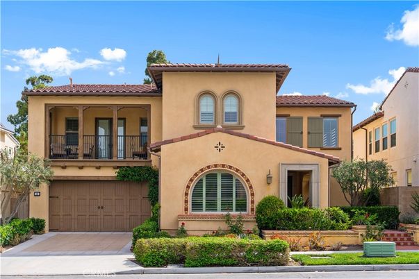 Attached, Exterior, Facade, Mediterranean
