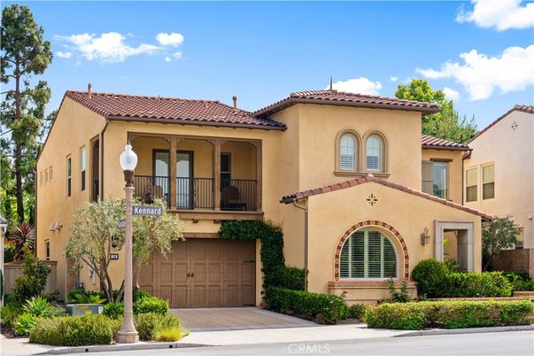 Attached, Exterior, Facade, Mediterranean