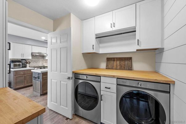 Interior, Recessed Lighting, Washer, Wood Texture Flooring