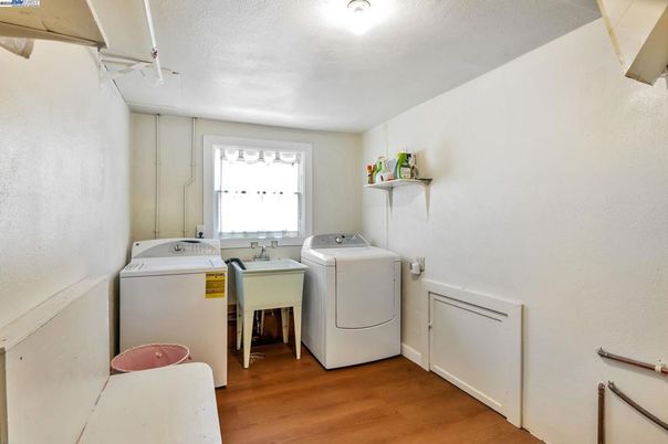 Interior, Washer, Wood Texture Flooring