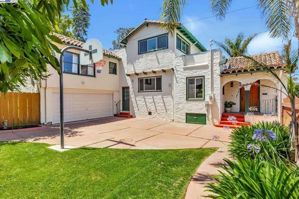 Attached, Exterior, Facade, Spanish Mediterranean