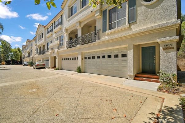 Attached, Exterior, Facade, Rowhouse