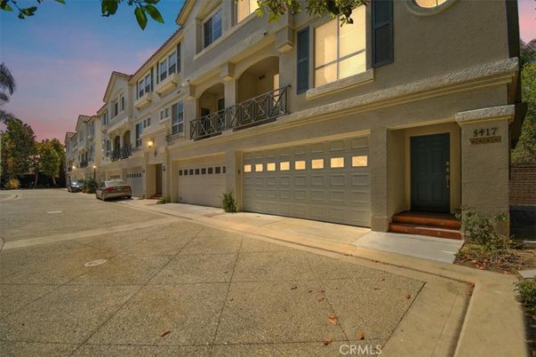 Attached, Exterior, Facade, Rowhouse