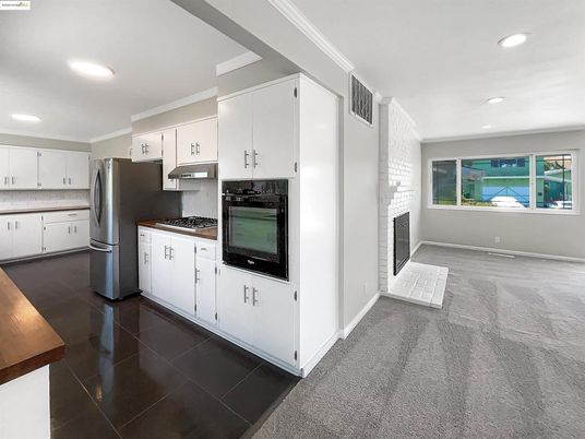 Fireplace, Interior, Kitchen, Recessed Lighting