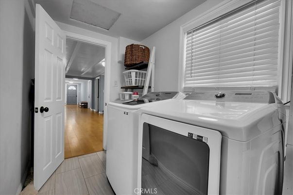 Interior, Washer, Wood Texture Flooring