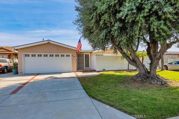 Attached, Exterior, Facade, Ranch