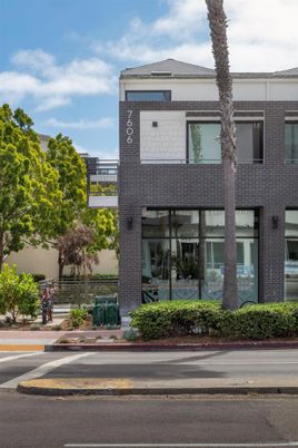 Exterior, Facade, Brick Facade, Rowhouse