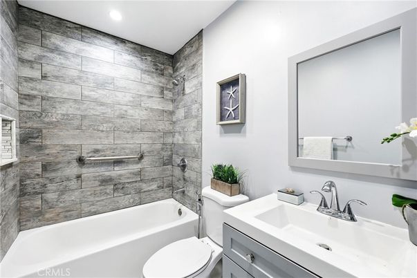 Bathroom, Interior, Recessed Lighting
