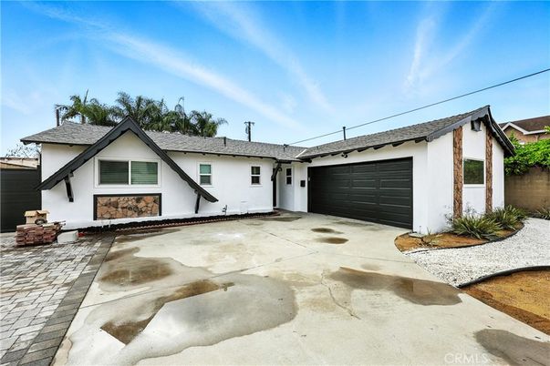 Attached, Exterior, Facade, Ranch