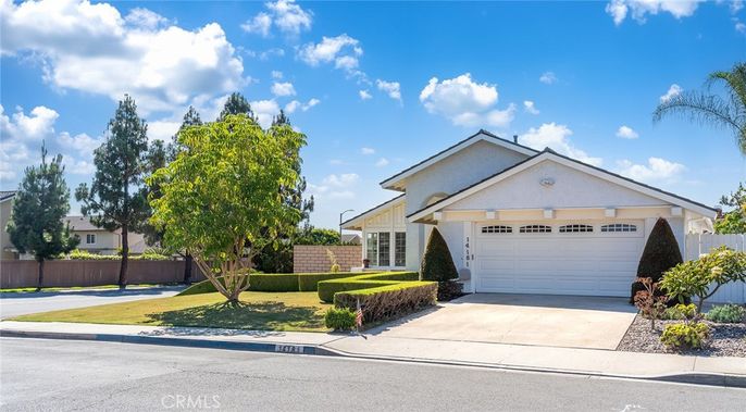 Attached, Exterior, Facade, American Craftsman