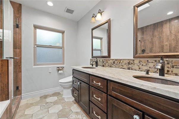 Bathroom, Dual Sink Vanities, Interior, Recessed Lighting