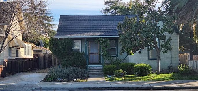 Exterior, Facade, Cape Cod