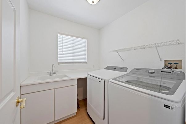 Interior, Washer, Wood Texture Flooring