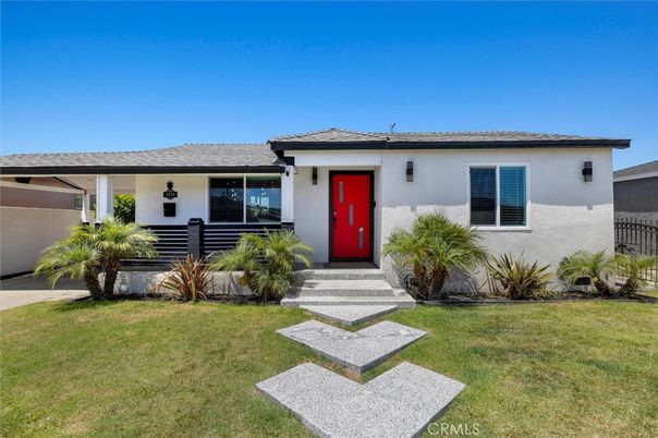 Exterior, Facade, Ranch