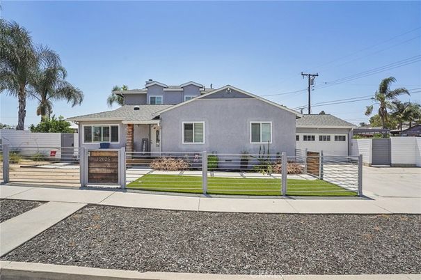 Backyard, Exterior, Facade, Split Level