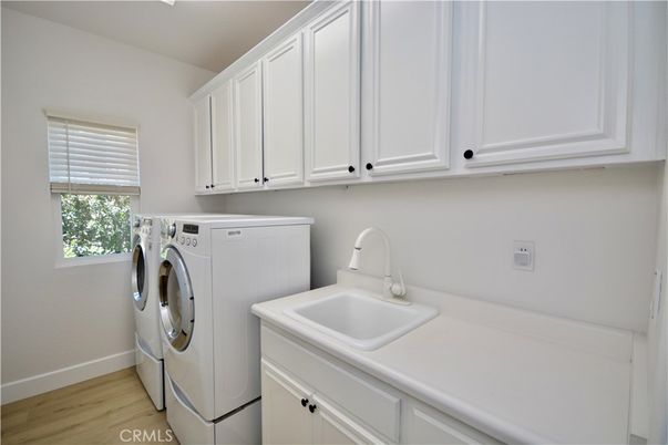Interior, Washer, Wood Texture Flooring