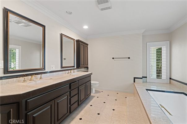 Bathroom, Dual Sink Vanities, Interior, Recessed Lighting