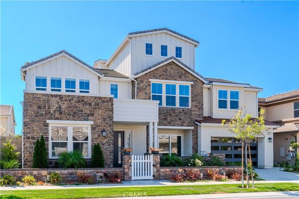 Attached, Exterior, Facade, Farmhouse