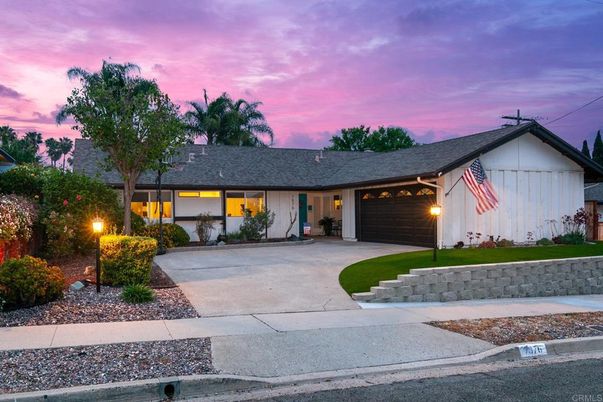 Attached, Exterior, Facade, Ranch