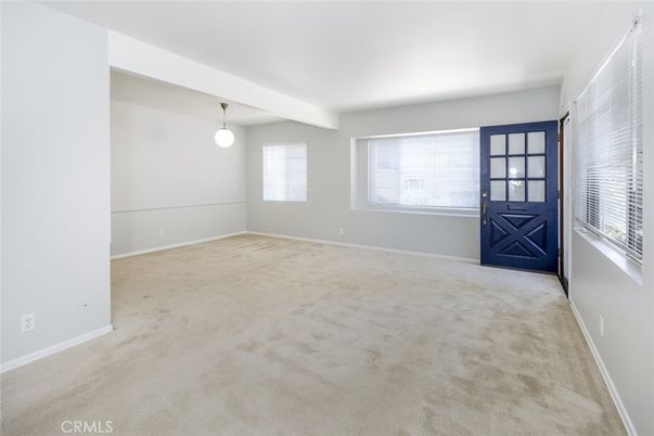 Empty room, Interior, Pendant Lights