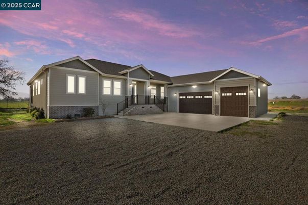 Attached, Exterior, Facade, American Craftsman