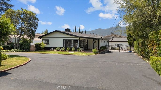 Exterior, Facade, Ranch