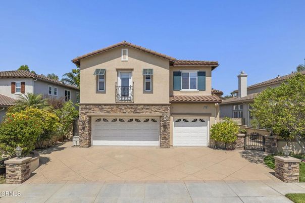 Attached, Exterior, Facade, Mediterranean