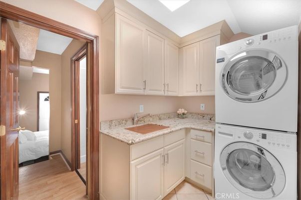 Interior, Washer, Wood Texture Flooring
