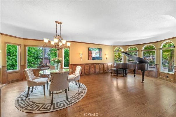 Chandelier, Dining room, Interior, Piano, Wood Texture Flooring