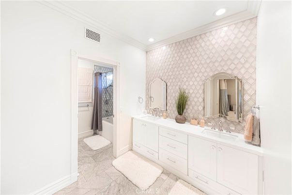 Bathroom, Dual Sink Vanities, Interior, Recessed Lighting