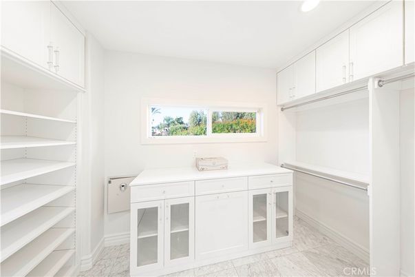 Interior, Recessed Lighting, Washer, Wood Texture Flooring