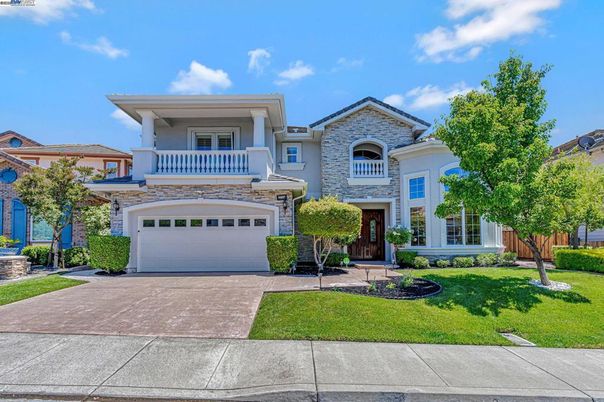 Attached, Exterior, Facade, Mediterranean