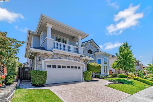 Attached, Exterior, Facade, Mediterranean