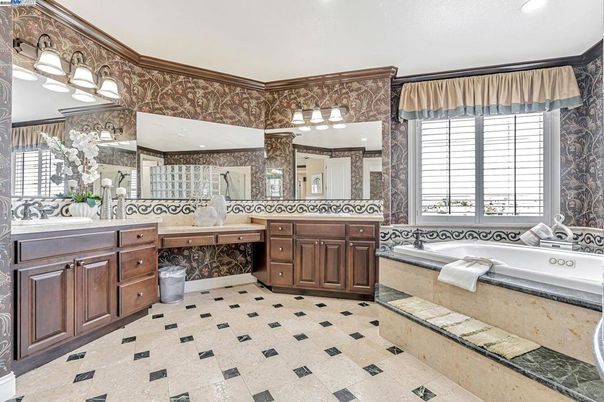Bathroom, Dual Sink Vanities, Interior, Recessed Lighting