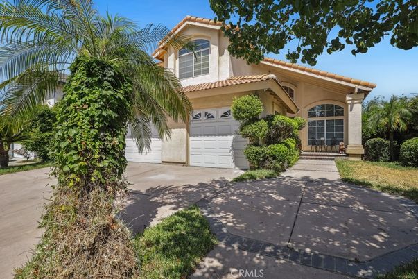 Attached, Exterior, Facade, Mediterranean