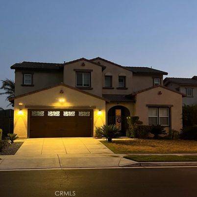 Attached, Exterior, Facade, Mediterranean