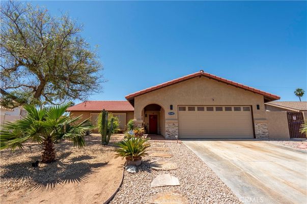 Attached, Exterior, Facade, Ranch