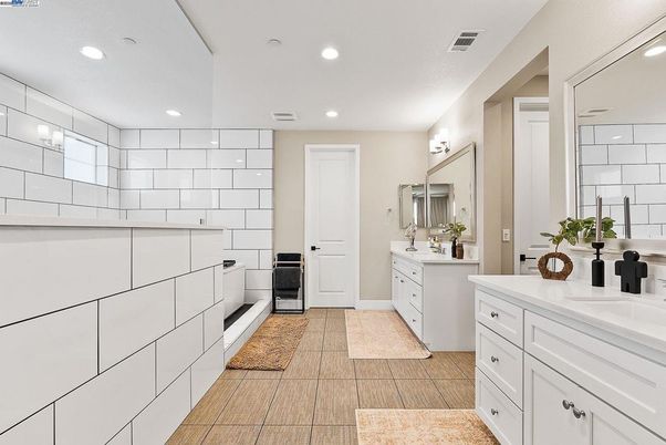 Bathroom, Dual Sink Vanities, Interior, Recessed Lighting