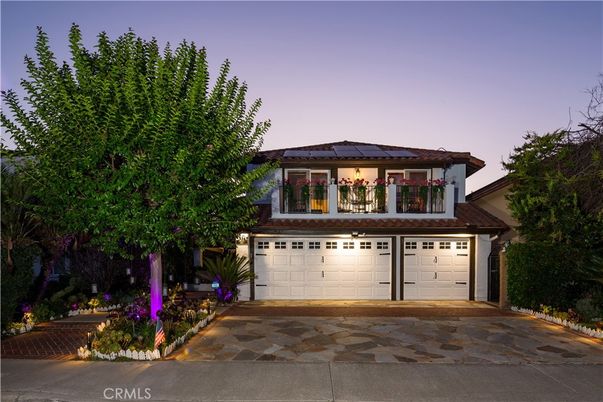 Attached, Exterior, Facade, Solar Panels, American Foursquare
