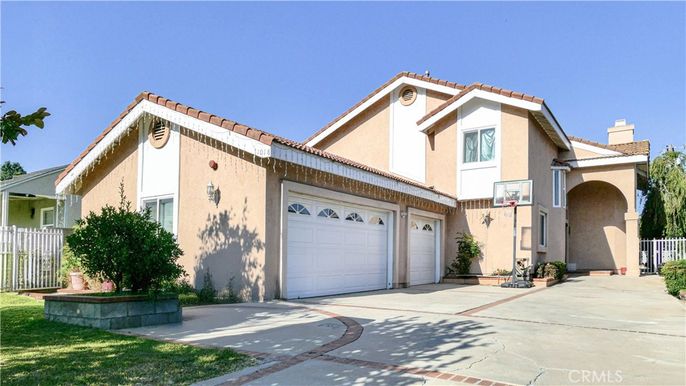 Attached, Exterior, Facade, Mediterranean