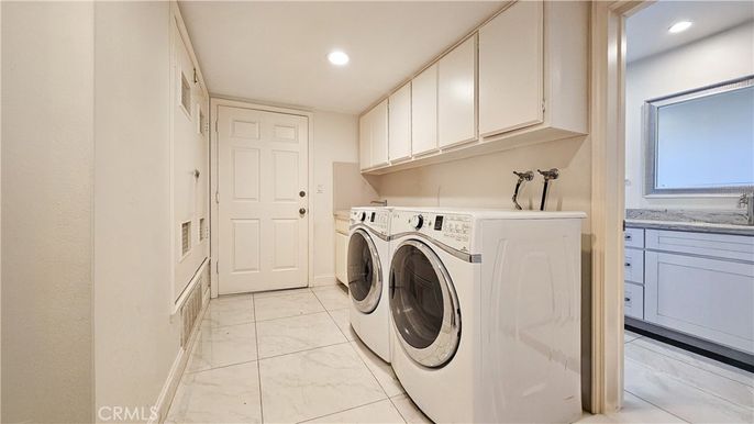 Interior, Marble, Recessed Lighting, Washer