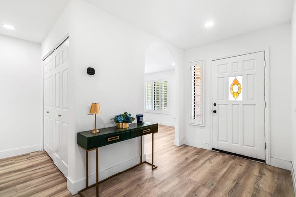Interior, Recessed Lighting, Wood Texture Flooring