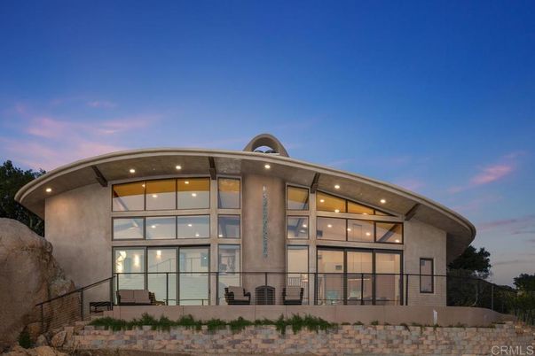 Exterior, Facade, Modern