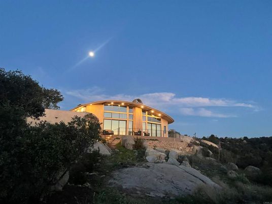 Exterior, Facade, Modern
