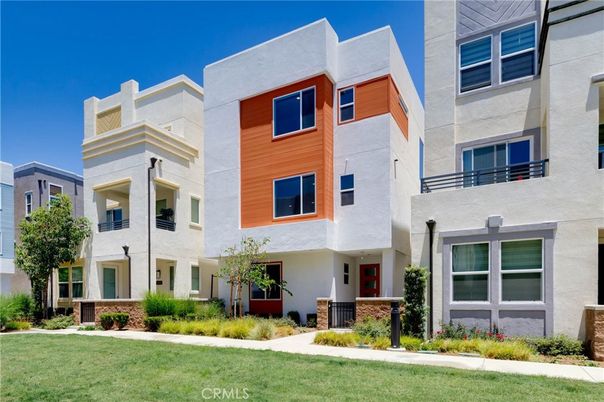 Exterior, Facade, Rowhouse