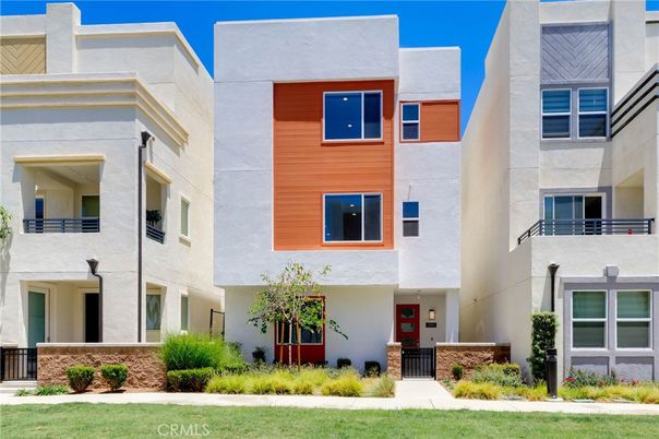 Exterior, Facade, Rowhouse