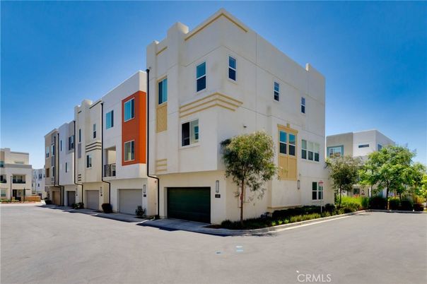 Attached, Exterior, Facade, Modern