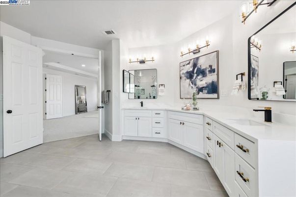 Bathroom, Dual Sink Vanities, Interior, Recessed Lighting
