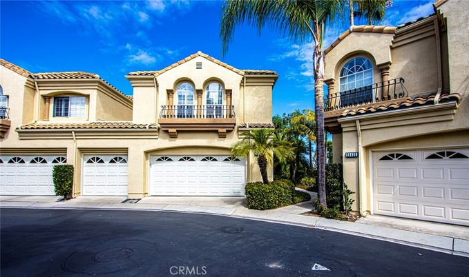Attached, Exterior, Facade, Mediterranean